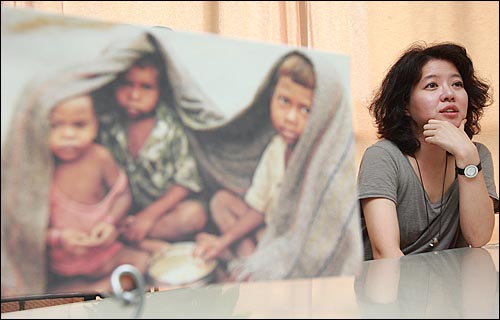 국제구호단체인 JTS(Join Together Society)에서 기부와 나눔 활동을 하고 있는 배우 김여진씨가 "하루에 1달러 미만으로 사는 사람들을 돕기 위해 시작하게 되었다"며 활동 동기에 대해 이야기를 하고 있다.
