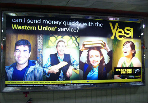 4호선 안산역사 안에 외국인들을 위한 국제 송금 서비스 광고가 붙어 있다.