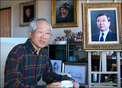 이주용 화백이 고 김대중 전 대통령의 초상화 앞에서 과거를 회상하고 있다.
