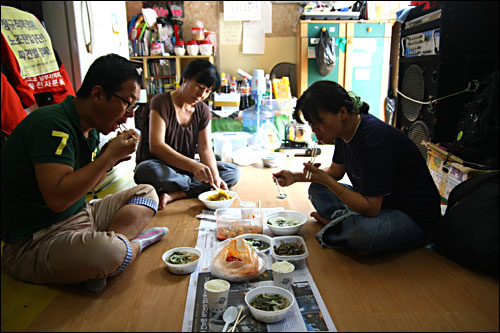  17일 낮 서울 금천구 가산동 옛 기륭전자 사옥 앞에 있는 컨테이너 박스 안에서 해고된 금속노조 기륭전자분회 조합원들이 점심을 먹고 있다.