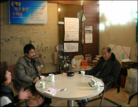 박홍섭 마포구청장은 후보시절이었던 지난 2010년 2월 15일에 두리반 농성현장을 방문해 유채림 작가와 안종려 사장으로부터 상황을 청취했고, 블로그를 통해 용산 참사와 같은 상황이 두리반에서 재현되어서는 안된다는 입장을 공식 블로그( http://bit.ly/a2rgrl )를 통해 사진을 올리며 공개적으로 밝혔다.