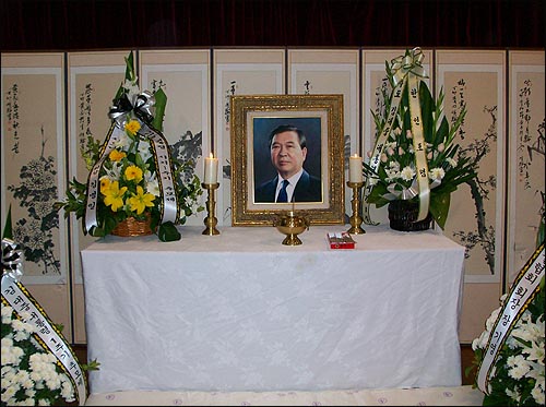 18일 저녁 시드니 한인회관에서 열린 김대중 대통령 1주기 추모식. 이주용 화백이 1년에 걸쳐 그린 초상화가 놓여있다.