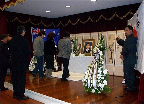 18일 저녁 시드니 한인회관에서 열린 김대중 대통령 1주기 추모식에서 한인 교포들이 헌화하고 있다.