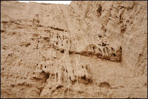 키질가하 석굴 밖의 모습. 무른 사암이 비에 흘러내린 흔적이 역력하다. 이대로 비가 많이오면 더 심각한 상황이 걱정된다