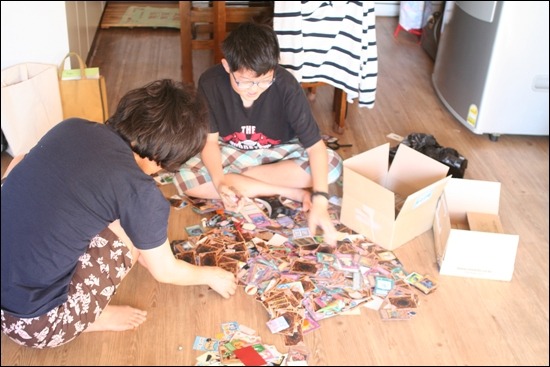 초등학교 때 사 모은 유희왕 카드를 정리하는 아이