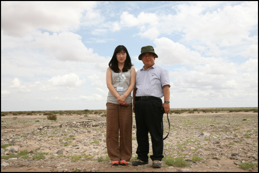 타클라마칸 사막에 선 국립중앙박물관 민병훈 박사와 고고학 연구원 조은하씨