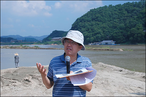 황평우 한국문화유산정책연구소 소장이 "왕흥사지 주변지역 파괴가 심각한 수준이다"고 말하고 있다.