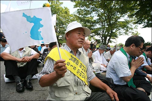  20일 오후 경기도 파주시 임진강역앞에서 진보연대 등 통일운동단체와 기독교단체 회원들이 참석한 가운데 '한상렬 목사 귀환에 즈음한 한반도 평화와 남북관계 개선 촉구 기도회'가 열리고 있다.