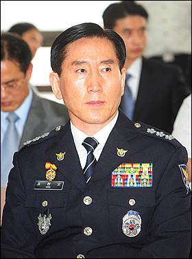 2010년 8월 20일 서울지방경찰청에서 조현오 경찰청장 내정자가 청사를 방문한 천안함46용사유족협의회 이인옥 대표의 발언을 듣고 있다.
