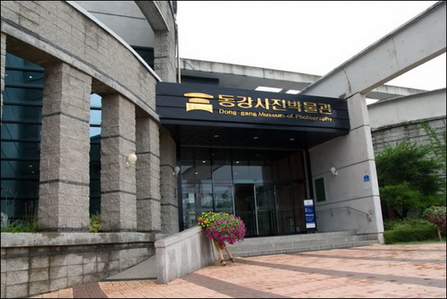 2005년에 완공된 이 박물관은 한국 최초이자 아시아에서 두 번째로 건립된 공립 사진박물관이다.