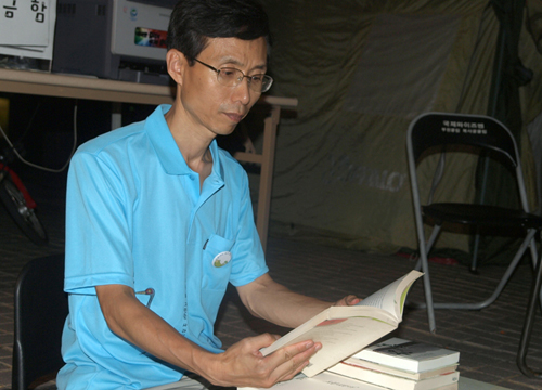 김기현부천YMCA사무총장이 단식농성을 하며 책을 읽고 있다
