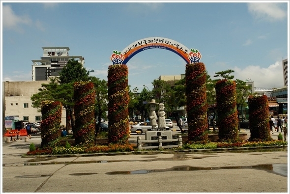 제천역 앞 광장의 바이오엑스포 기념 꽃 탑
