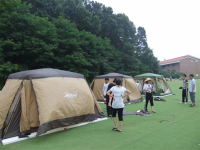 캠프 참가자들이 텐트를 모두 완성한 모습이다.