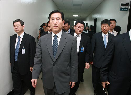 조현오 경찰청장 후보자가 23일 국회에서 열린 인사청문회 오전 일정을 마친 뒤 회의실을 나오고 있다.