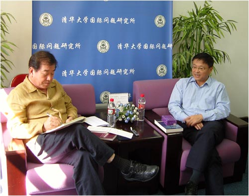  옌쉐퉁 칭화대 국제문제연구소장과 대담하고 있는 문정인 교수.