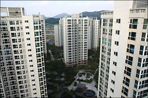 8·29 대책 발표 한 달이 지났지만 정부가 기대하는 집값 상승 추세는 나타나지 않고 있다. 사진은 인천 청라지구의 한 아파트 단지.