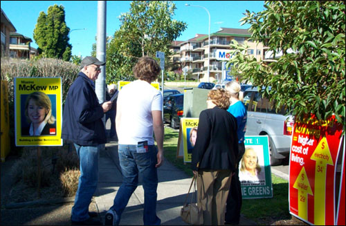 호주 총선이 치러진 지난 21일, 시드니 시민들이 후보들의 홍보 피켓이 세워진 길을 따라 투표장으로 향하고 있다. 