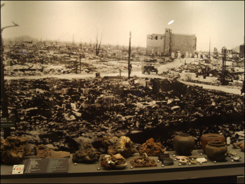 히로시마 평화기념 자료관에 전시된, 원폭투하 후 폐허의 히로시마 거리 모습과 원폭피해를 입은 잔존물. 