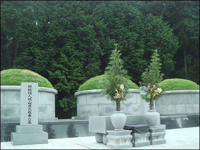 　　 고야산 절 무덤에 있는 한국식 무덤. 오사카에서 살았던 제주도 출신 안씨 가족의 무덤입니다. 일본 절에서 볼 수 있는 가장 큰 특징은 무덤이 절과 같이 있습니다. 그리고 스님들은 한국의 추석에 해당하는 오봉이나 제사 때에 반드시 각 가정을 방문하여 죽은 영혼을 불러오는 의식을 거행합니다. 스님들이 이런 의식을 거행하면서 일본 사람들은 불교를 생활의 일부로 여기게 된 것이 아닌가 하는 생각도 해봅니다.