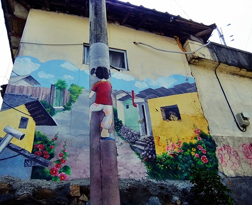 무표정했던 골목의 벽에 그림과 글이 얹히면서 마을에 생기가 돌고 있다