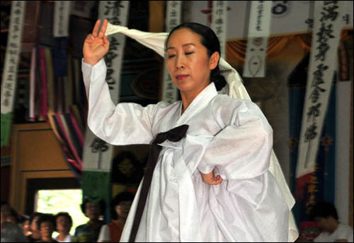 김성순 무용가가 살풀이 춤으로 영혼을 씻기는 의식을 하고 있다.