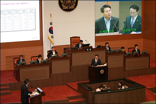 25일 오전 서울시의회 본회의에서 김정태 민주당 의원이 오세훈 시장에게 질의를 하고 있다.