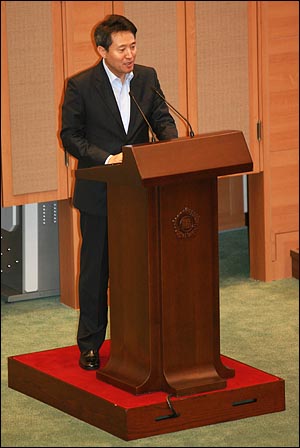 오세훈 서울시장이 25일 오전 서울시의회 본회의에 출석해서 의원들의 질의에 답변하고 있다.