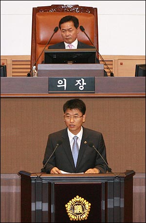 25일 오전 서울시의회 본회의에서 민주당 김용석 의원(도봉)이 오세훈 시장에게 시정관련 질문을 하고 있다.