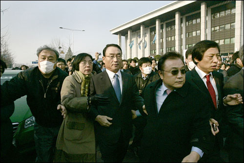 2009년 11월 24일 김인규씨의 첫 출근 때 선글라스와 검은 양복차림으로 맹활약하는 백운기 기자(오른쪽 두 번째)의 모습. 그는 다음 날, 사장 비서실장이 되었다.