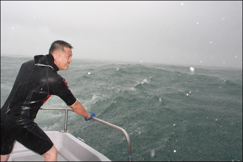 고향을 찾은날 일행은 다이빙 투어전 고기를 잡기위해 바다에 나갔으나 비바람이 몰아쳐 기상악화에 시달렸다.