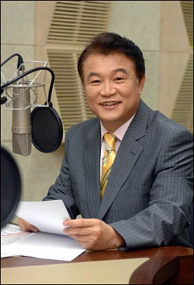 2007년 KBS 제1 라디오 아침 프로 '안녕하십니까, 백운기입니다'를 진행할 때의 모습. 
