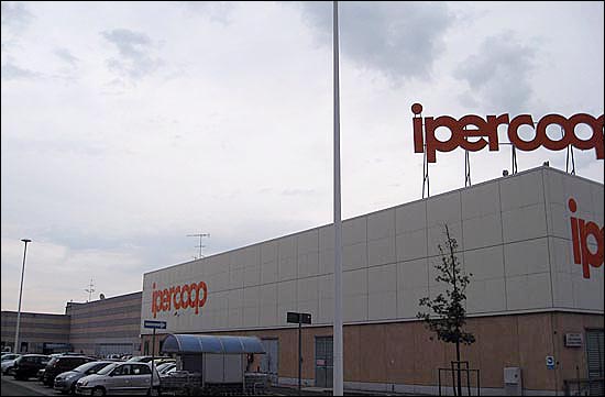 이탈리아 볼로냐 시에서 자동차로 약 30분거리에 있는 '이페르 코프(Iper Coop)'라는 이름의 대형 쇼핑몰. 볼로냐 시에만 이같은 대형 쇼핑센터는 모두 3곳. 이곳 모두는 볼로냐를 주요 무대로 하는 소비자협동조합인 '코프 아드리아티카(Coop Adriatica)'가 운영하고 있다. 