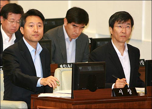 25일 오전 서울시의회 본회의에 참석한 오세훈 시장과 곽노현 교육감이 의원들의 질의를 듣고 있다.