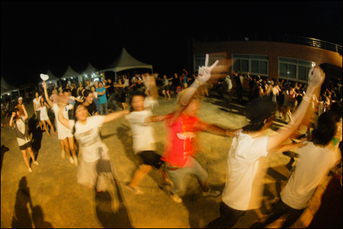 2010 썬셋라이브의 마지막을 장식한 킹스턴루디스카 공연 중에 관객들이 강강술래를 하는 장면