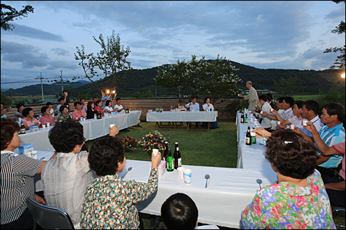 고 노무현 대통령이 퇴임 후 첫 생신인 62세 생신 즈음에 봉하마을 주민들을 초대하여 집들이 겸 생신축하 모임을 하고 있는 모습이다(2008년 8월 31일).