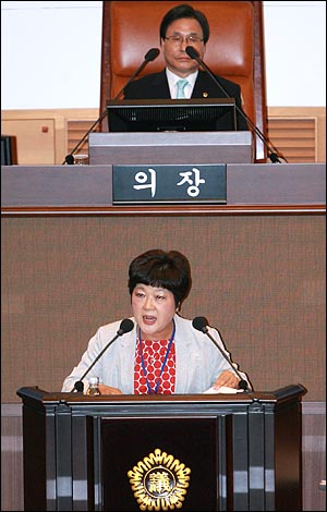 김연선 서울시의원(민주당, 중구)이 8월 27일 오후 서울시의회 본회의에서 시정질문을 하고 있다(자료사진).