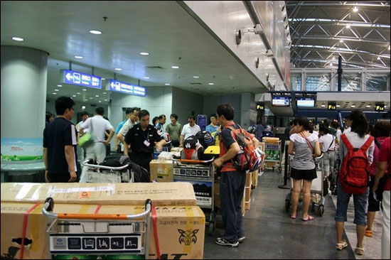 북경 수도공항에서 라싸행 항공을 타기위해 짐검사를 하고 있다.