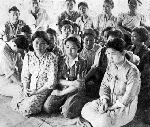 미드키나에서 일본군과 함께 있다가 포로가 된 한국인 위안부들
