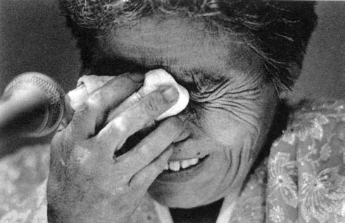 누가 이 할머니의 눈물을 닦아드릴까? 하지만 이 할머니는 끝내 이 세상을 떠났다. 