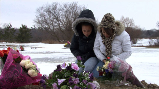  아버지에게 살해당한 16세 소녀 아크사의 장례식에서 친구들이 기도를 올리고 있다.