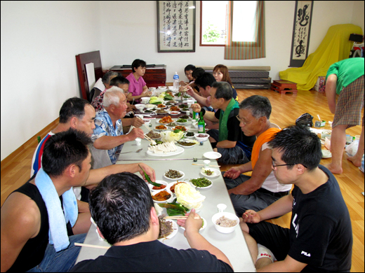 집중 호우를 피해 재실로 이동하여 마을 어르신들을 모신 가운데 식사를 하며 가족회의를 하는 모습
