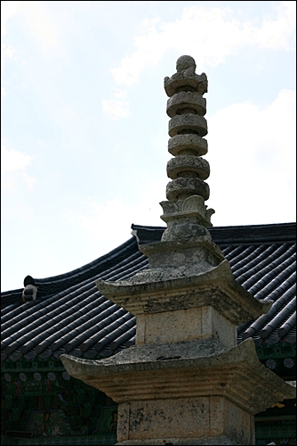 보림사 삼층석탑 상륜부. 삼층석탑 원형이 그대로 남아있으며, 보주마다 구름문양으로 장식을 해서 아름다움을 더했다.