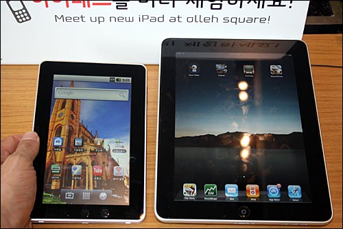 KT에서 30일 선보인 엔스퍼트 태블릿PC 아이덴티티탭(왼쪽)과 애플 아이패드.