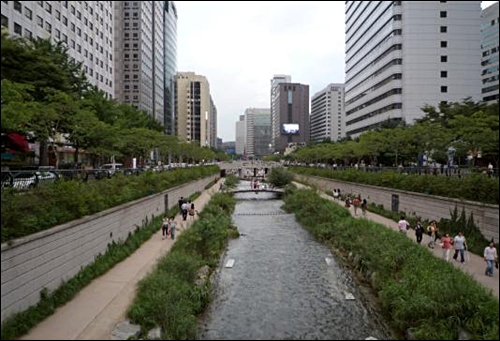 그림 4. 1960년대에 세운 고가도로를 철거함으로써 청계천은 시민들의 인기 높은 휴식공간으로 변했다. 그러나 서울 중심가를 흐르는 이 강은 본질적으로 완전히 새로 조성된 인공하천이다. 수많은 시민들이 강변 산책길을 이용하고 있다.