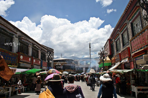티베트 라싸의 중심 라싸 바코르광장. 티베트인들의 코라 행렬이 이어지는 이 곳은 옛 라싸로 불린 중심지이다.
