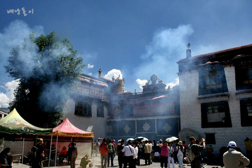 티베트 라싸의 중심 바로크광장 한쪽에 위치한 죠캉사원, 이곳에서는 많은 티베트 순례자들을 만날 수 있다.