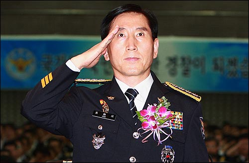 2010년 8월 30일 조현오 경찰청장이 서울 서대문구 미근동 경찰청 강당에서 열린 취임식에서 국기에 대한 경례를 하고 있다.