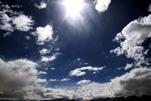 푸른 하늘에 솜사탕 같은 구름. 티베트의 하늘이 그리워 오늘도 티베트를 꿈꾼다.