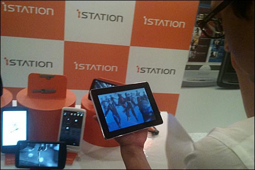 아이스테이션이 31일 발표한 3D 태블릿 PC 'Z3D'는 3D 안경을 써야 감상할 수 있다. 