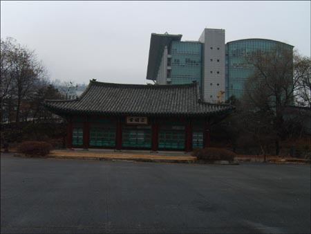 조선시대의 과거 시험장 중 하나인 성균관 비천당. 서울시 종로구 명륜동의 성균관대학교 구내에 있다. 
